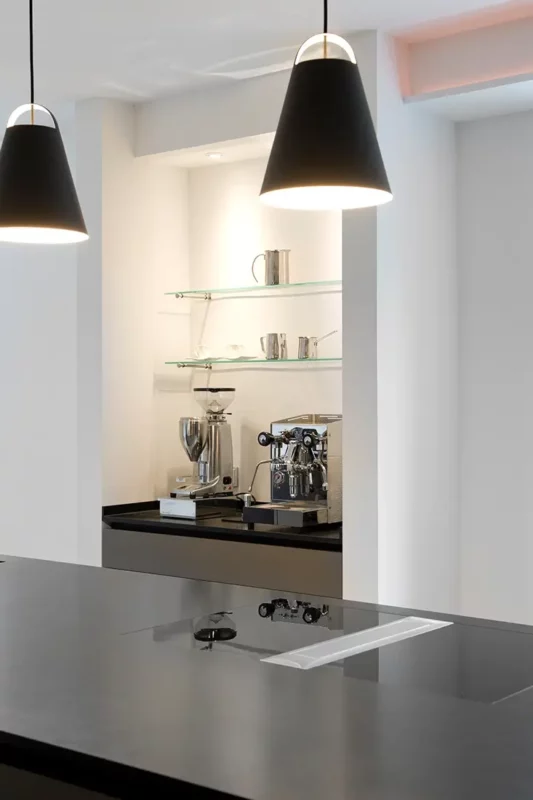 Blicke auf die heimische Kaffeebar über die Kücheninsel hinweg