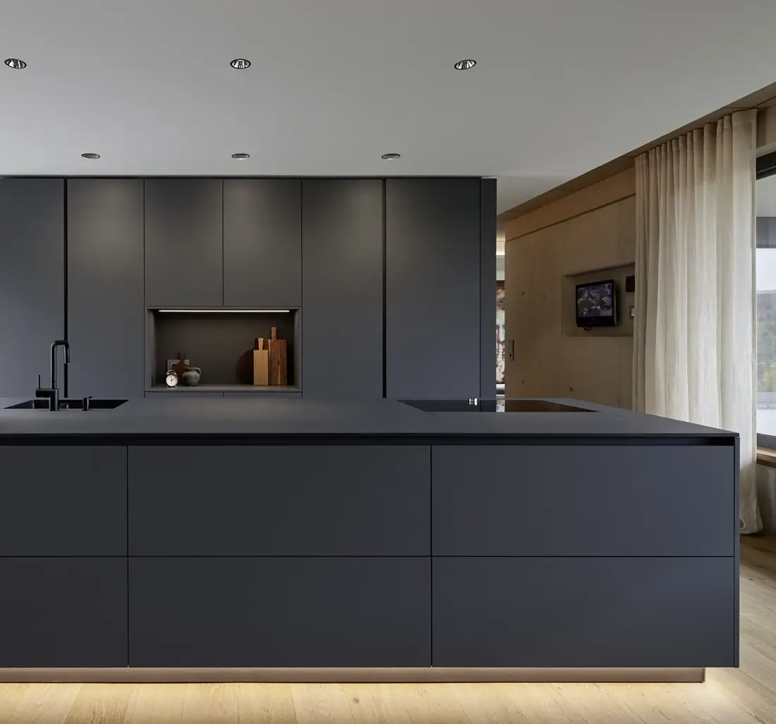 Puristische, moderne, schwarze Küche