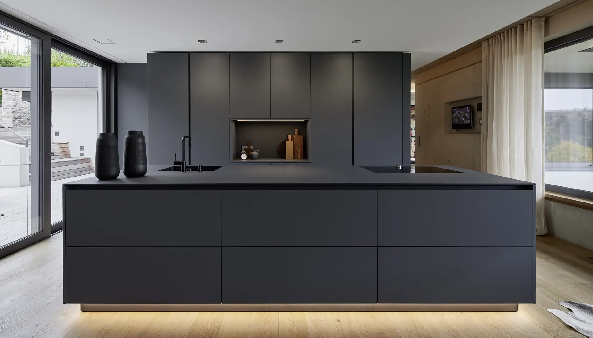 Puristische, moderne, schwarze Küche
