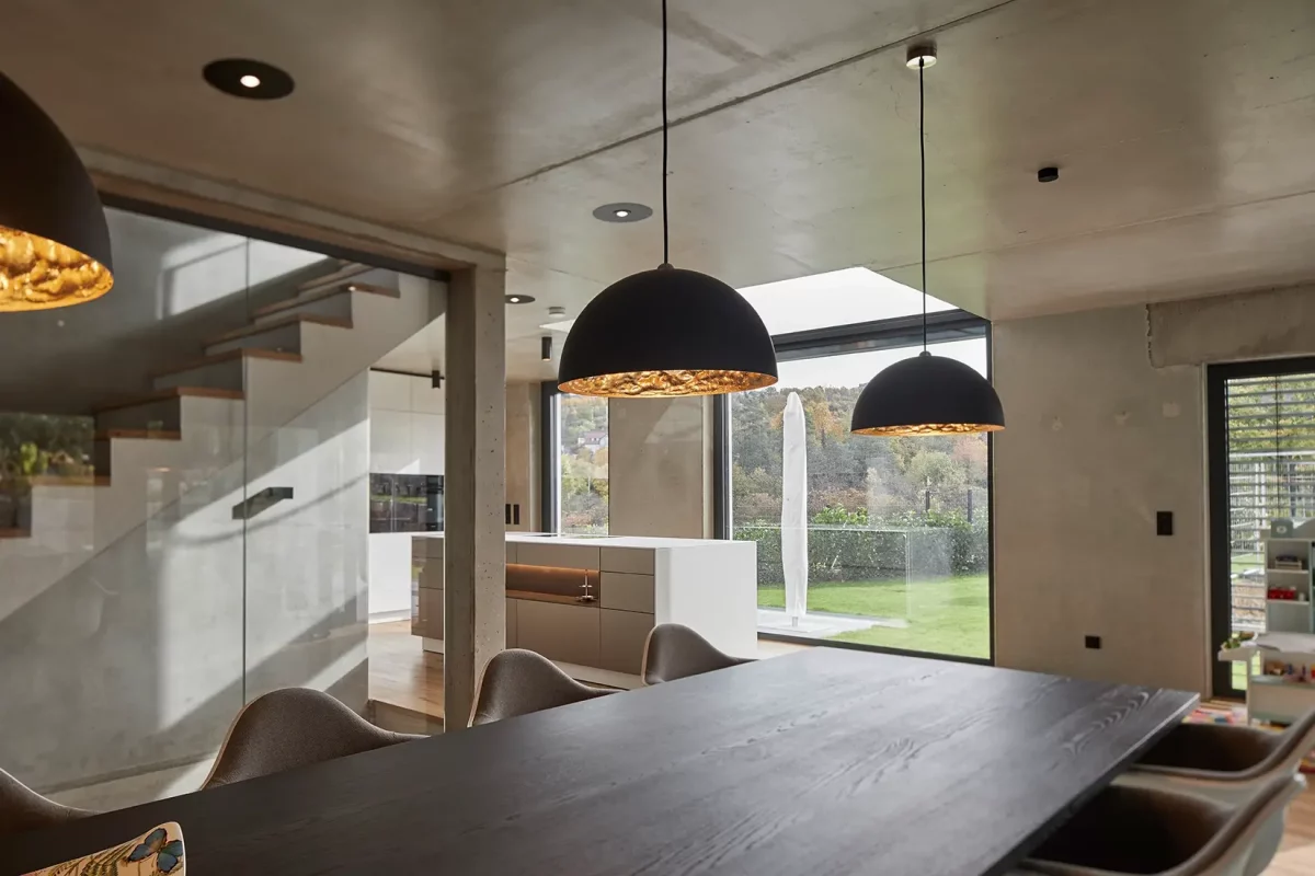 Diese moderne Wohntraumplanung besticht durch Ihren exklusiven Materialmix. Die Verbindung von Beton, Holz, Keramik und Metall schafft ein außergewöhnliche luxuriöses Flair.