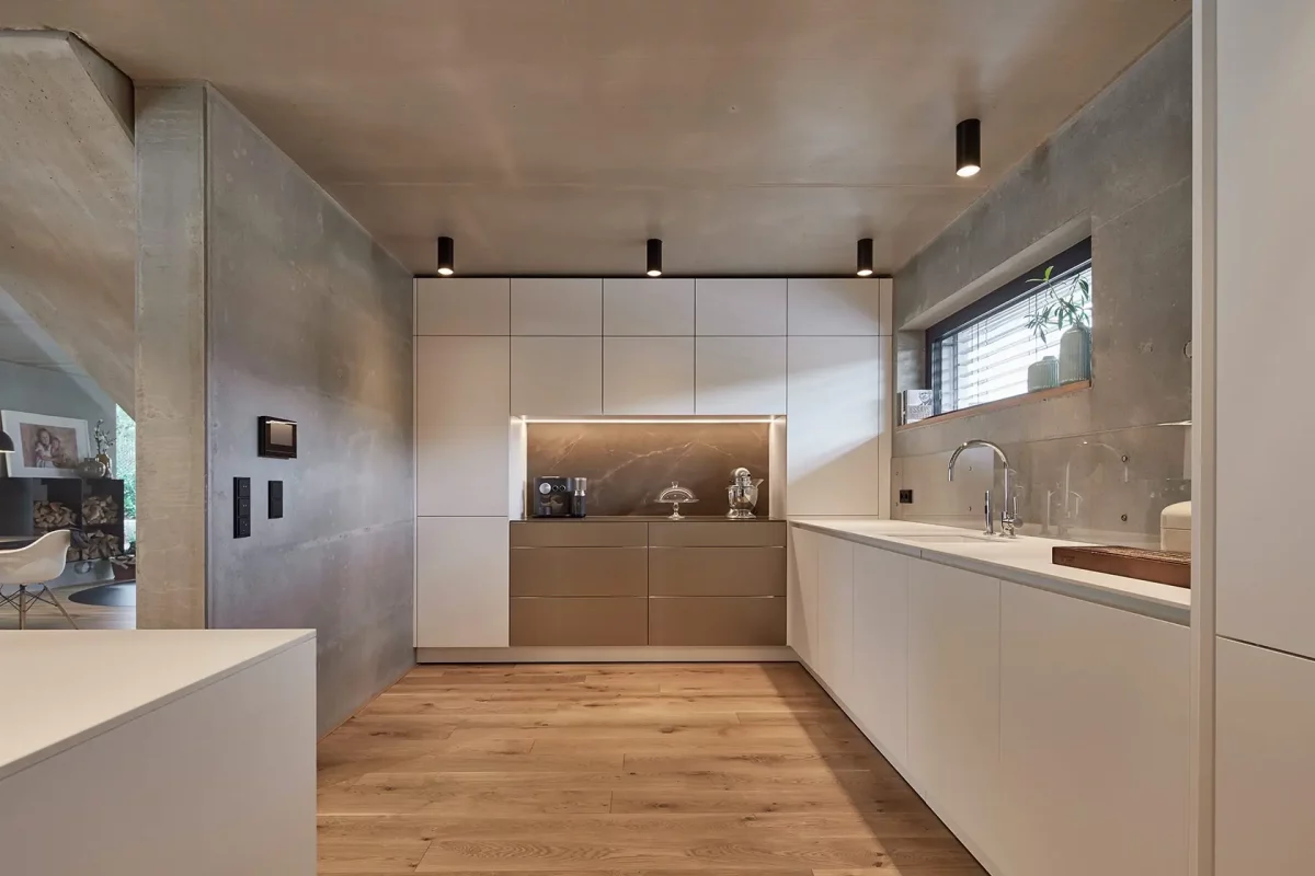 Diese premium Küche besticht mit Ihrem hochwertigen Materialmix aus Beton, Holz, Aluminium und Keramik.