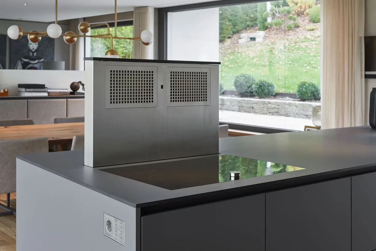 Die ausfahrbare Tischlüftung von Gaggenau liefert erstklassige Leistung im Einsatz, wenn nicht in Gebrauch verschwindet das Dunstabzugssystem vollständig aus dem Sichtfeld - ideal für einen modernen Küchenlook.