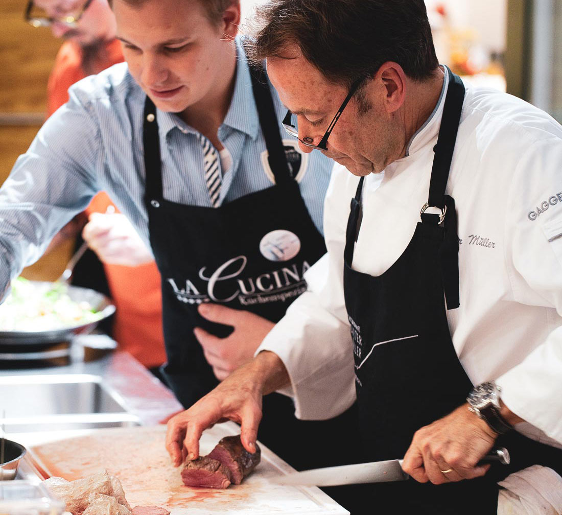 Drei Sterne Koch Dieter Müller verrät beim Kochevent in der La Cucina in Schweinfurt seine Geheimnisse. Unsere Küchen in Verbindung mit dem richtigen Koch-Know-how garantieren einzigartige Gaumenfreuden.